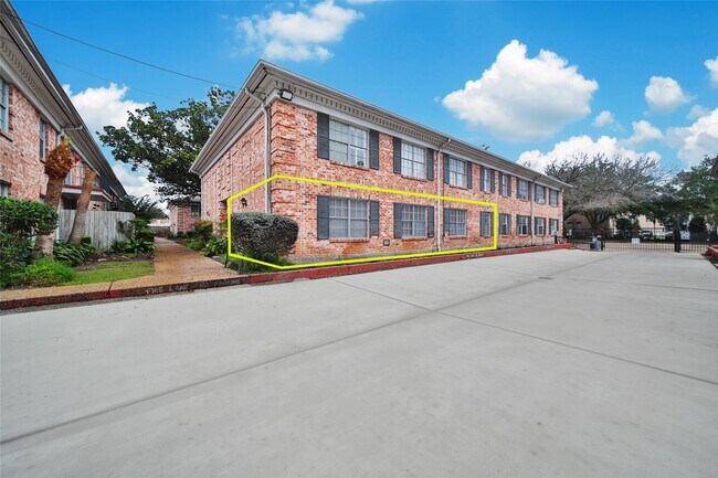 Building Photo - 2822 Briarhurst Dr