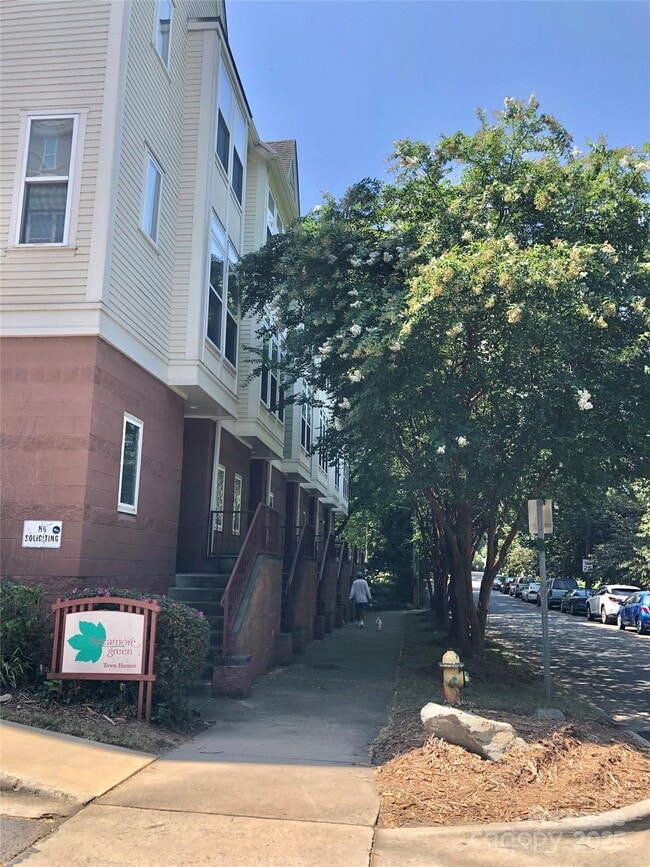 Building Photo - 127 N Sycamore St
