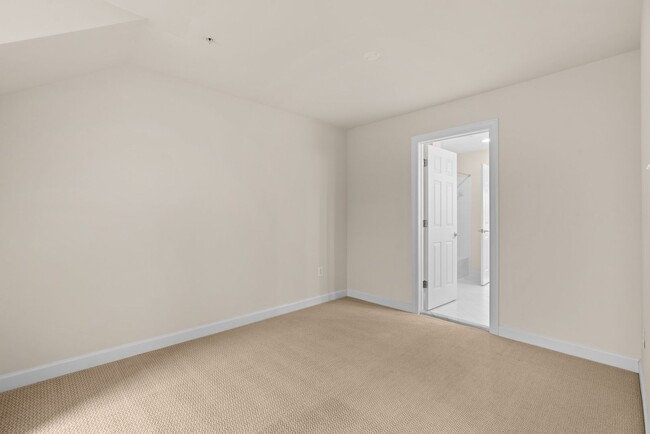 Building Photo - 3 Bed 2.5 Bath - Gaithersburg Townhouse - ...