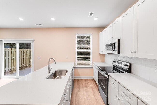 Building Photo - 645 Brookwood St