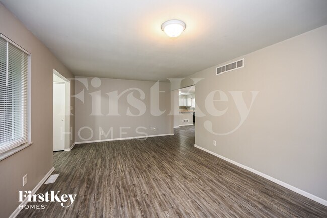 Building Photo - 1745 Pinebluff Ln