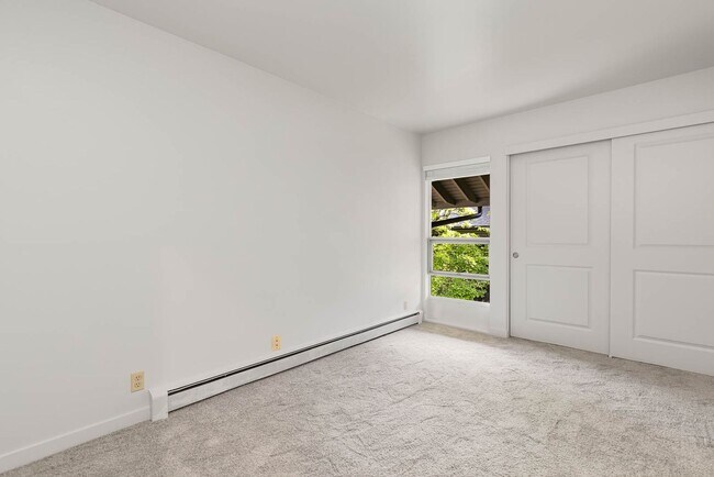 Building Photo - 860 100th Ave NE