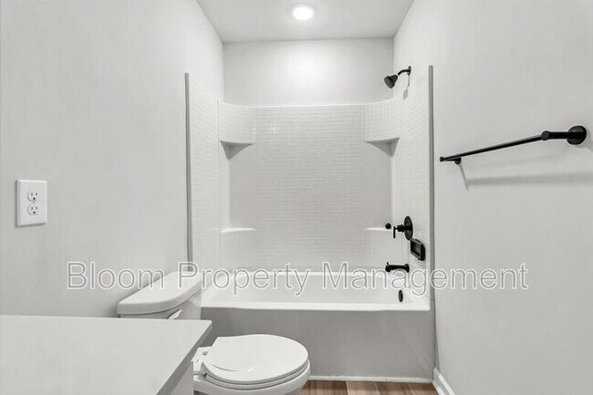 Building Photo - 247 Lucca Dr