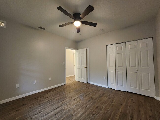 Building Photo - 2 Bedroom 2 Bath Remodeled Unit with a Bal...