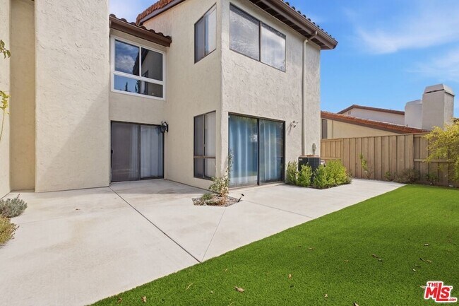 Building Photo - 833 Shadow Lake Dr