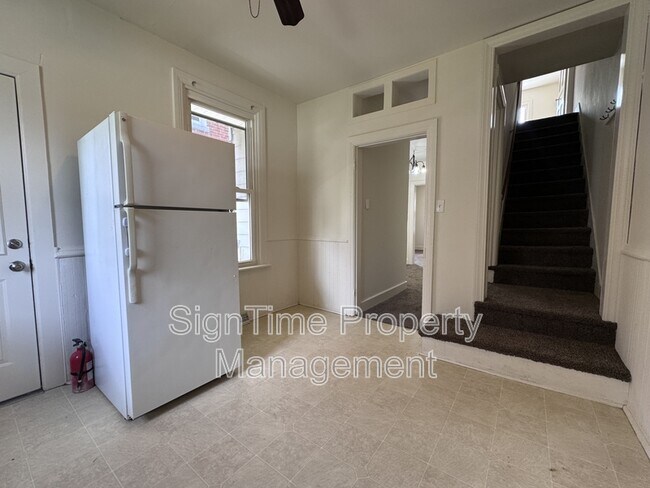Building Photo - 627 N Mulberry St