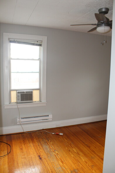 Building Photo - 7332 Maple Ave