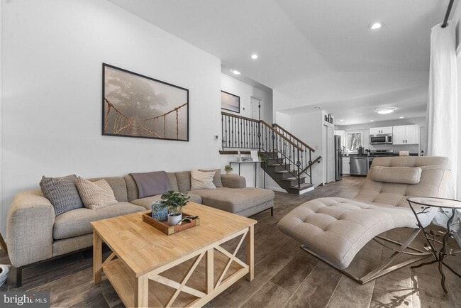 Building Photo - 191 Lakeshore Dr