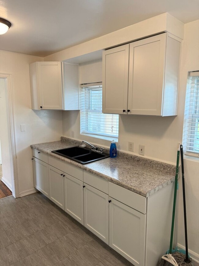 Building Photo - Move-In Ready 2-bedroom, 2-bathroom Home n...