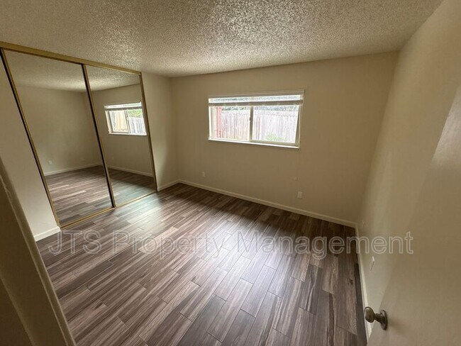 Building Photo - 8130 Sunrise E Way