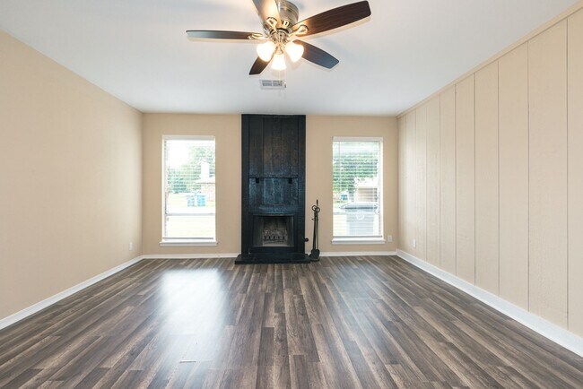 Building Photo - East 33rd Ct Duplex