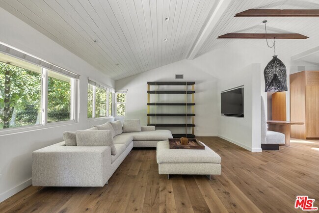 Building Photo - 9258 Swallow Dr