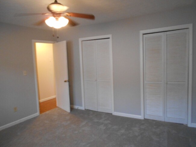 Building Photo - 2 bedroom townhome located one mile to the...