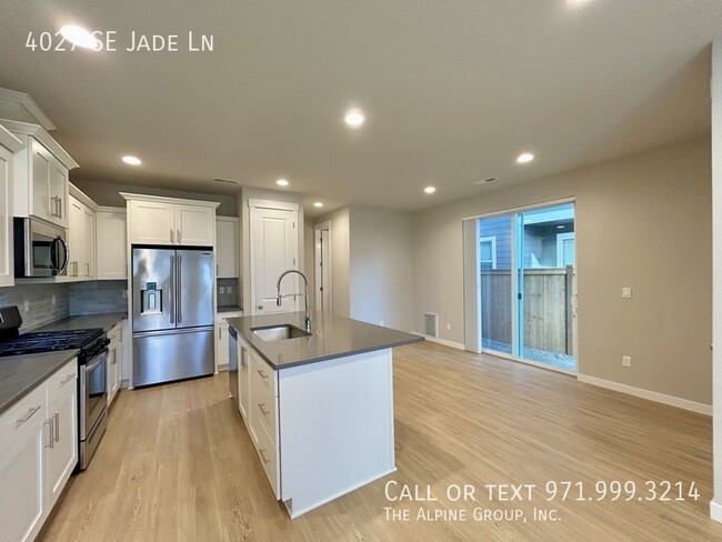 Building Photo - 4027 SE Jade Ln