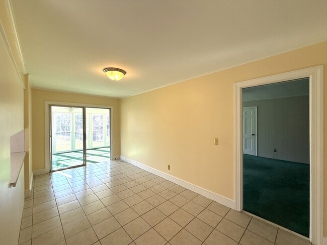 Building Photo - Beautiful 5 Bedroom 3 Bathroom House on Country Club Golf Course!