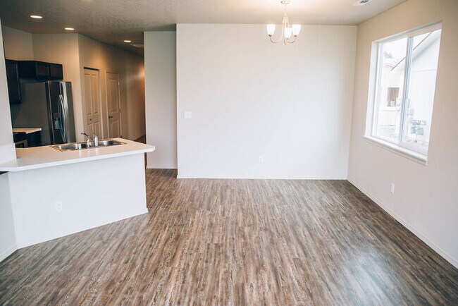 Building Photo - 301 S Marigold Ln