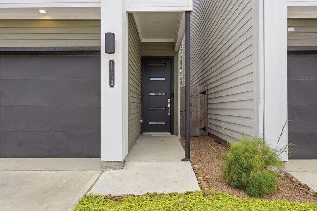 Building Photo - 1113 Highland Square Ln