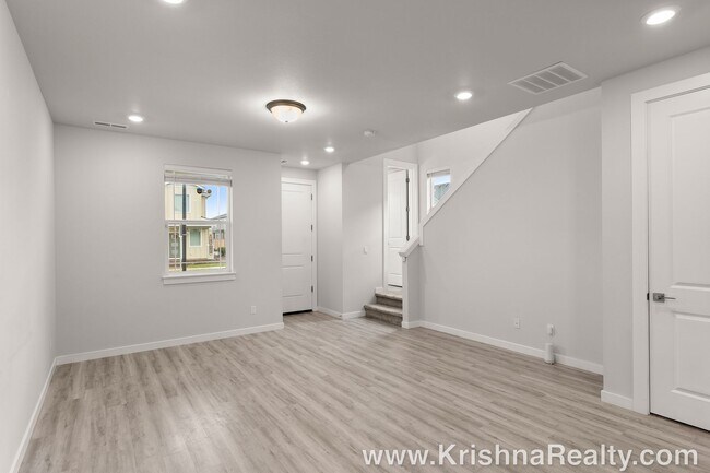 Building Photo - Beautiful 3-Bed | 2.5-Bath Townhome | Expansive Private Outdoor Space | Reeds Crossing