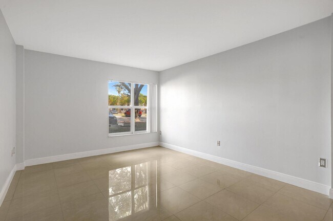 Building Photo - 4156 Inverrary Dr