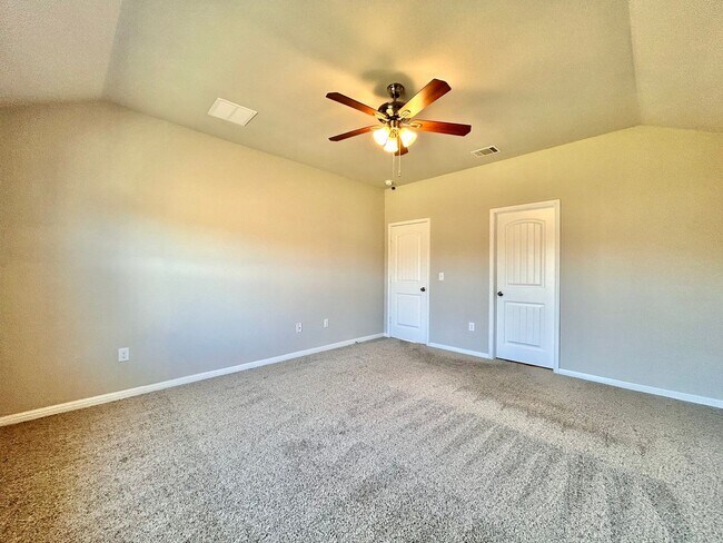 Building Photo - Move-In Ready 4-Bed, 2-Bath Home in Prime Fairhaven Location!