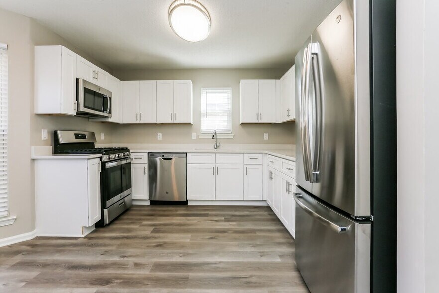 Building Photo - 213 Summer Hill Cir