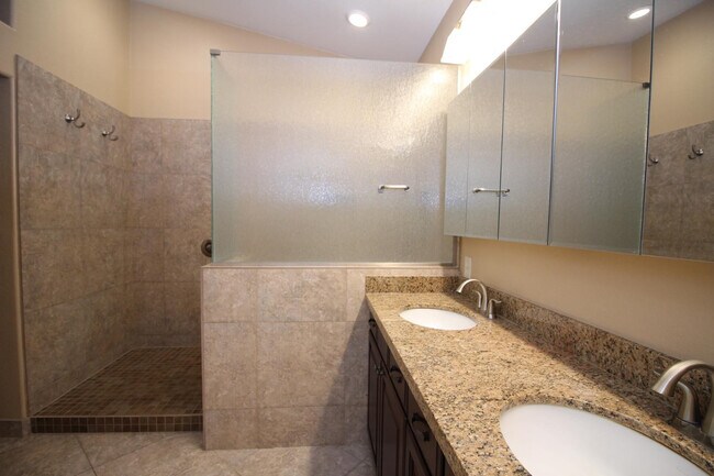 Building Photo - 5437 W Bluefield Ave