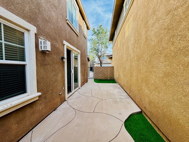 Building Photo - 2553 Sparkling Water Ct