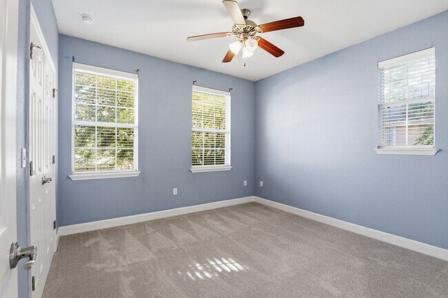 Building Photo - Conveniently located condo in Grantwood