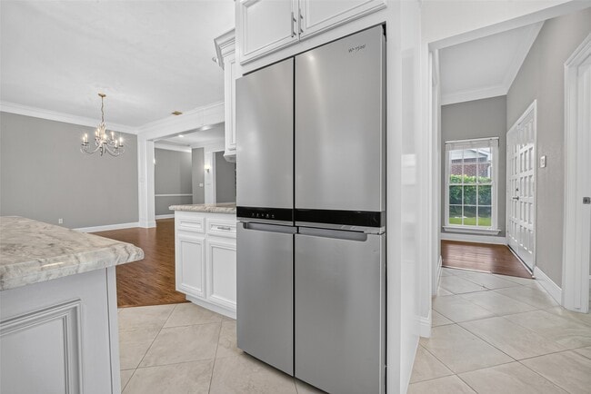 Building Photo - 10310 Chevy Chase Dr