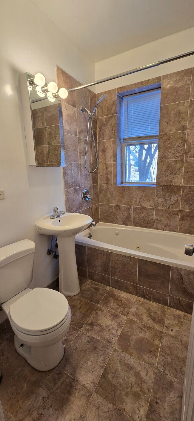 Building Photo - 6812 N Wayne Ave