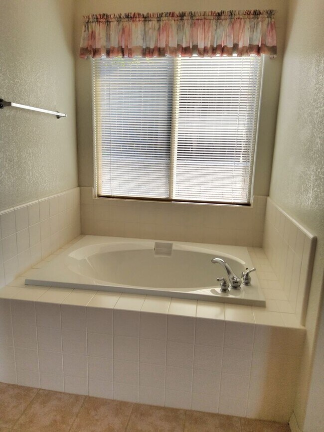 Building Photo - Beautiful house in great neighborhood with...