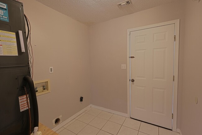 Building Photo - 1915 Sunrise Dr