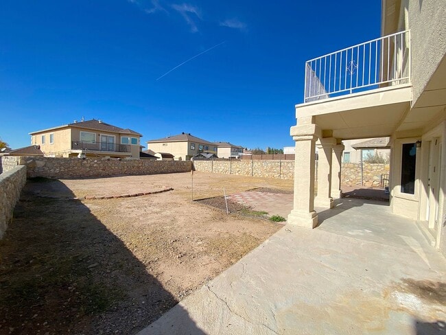 Building Photo - East El Paso 5Bed/3Bath Refrig A/C!
