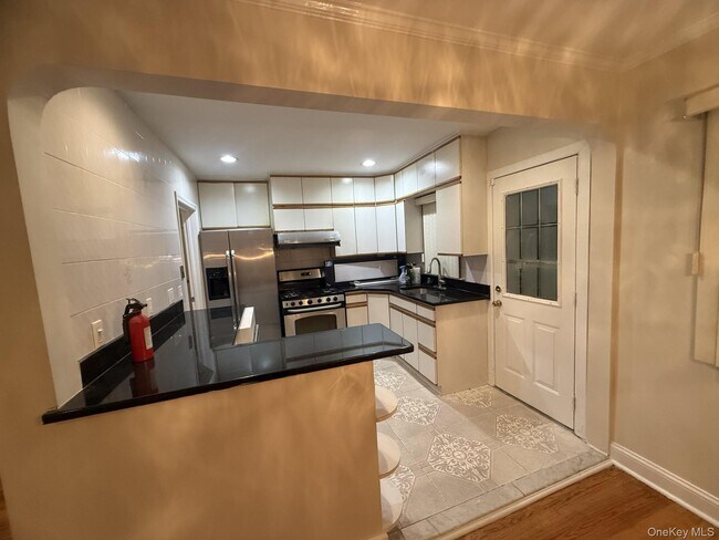 Building Photo - 147 Primrose Dr