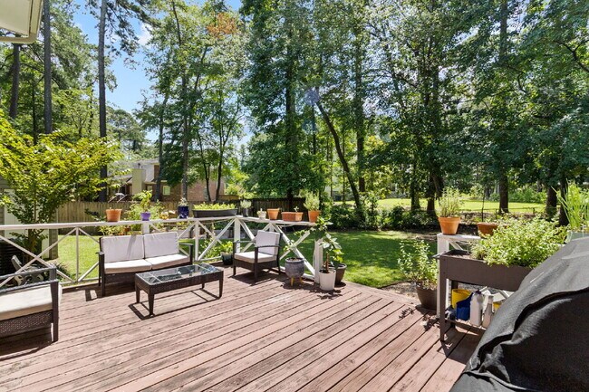 Building Photo - Spacious 4-Bedroom Haven with 3 Full Baths...