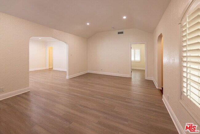 Building Photo - 4360 Kraft Ave