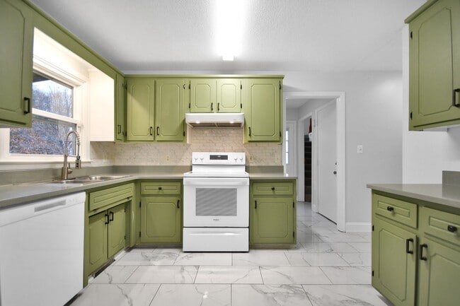 Building Photo - Pet Friendly Five Bedroom!