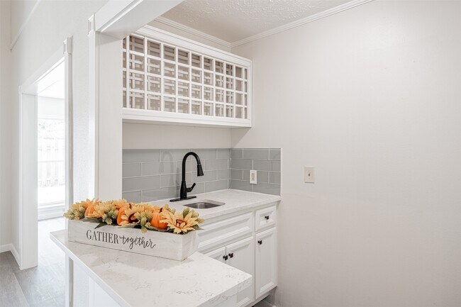 Building Photo - 6215 Portal Dr