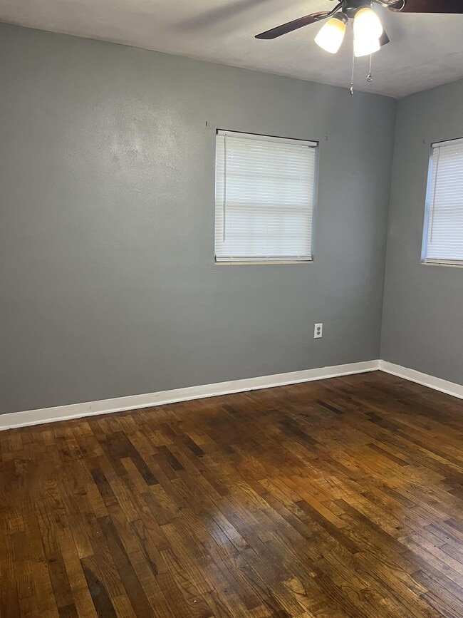 Building Photo - 1412 E Voorhis Ave