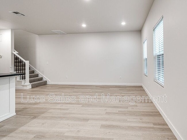 Building Photo - 612 W 2nd St