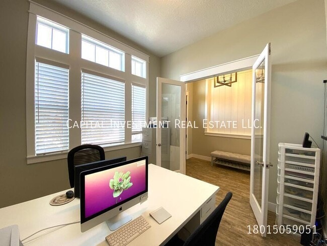 Building Photo - 224 E Pace Ln