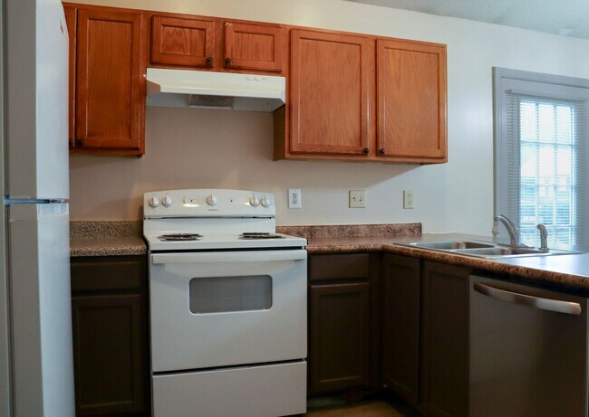 Building Photo - Charming 4 bedroom, 2 bathroom home in Greensboro w lake front views