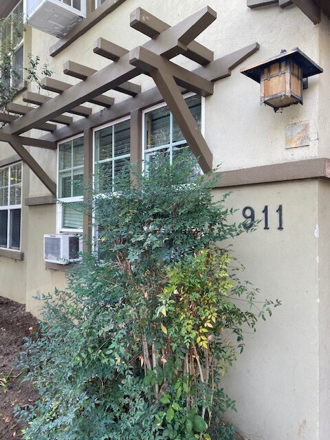 Building Photo - 911 N Harper Ave