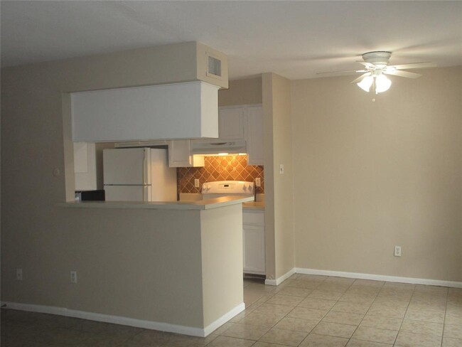 Building Photo - 17331 Red Oak Dr