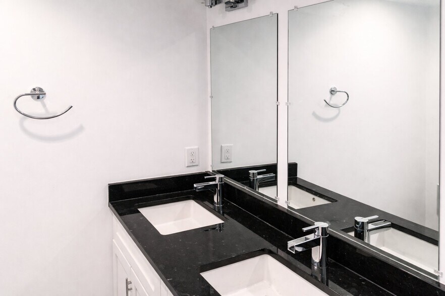 Building Photo - 727 Quebec Pl NW