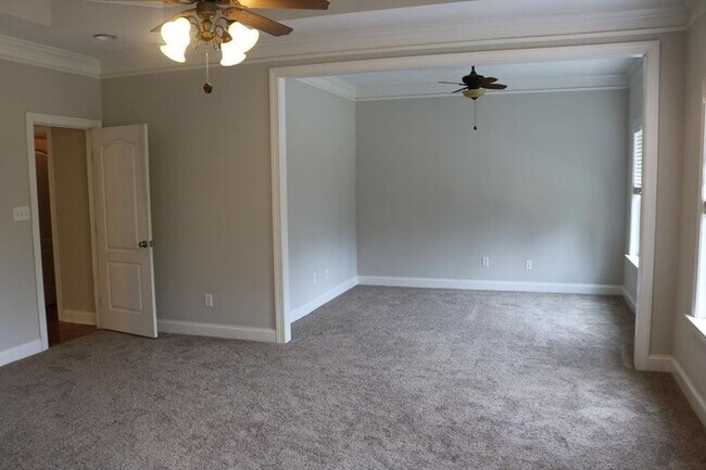 Building Photo - Evans Home * Millshaven Subdivision * Main Floor Primary