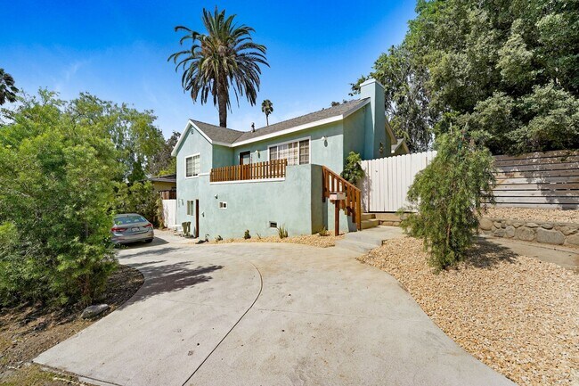 Building Photo - Charming Pasadena Duplex – Upstairs Unit