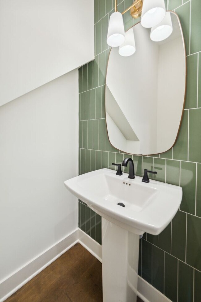 Building Photo - Designer Townhome Walking Distance to Summ...