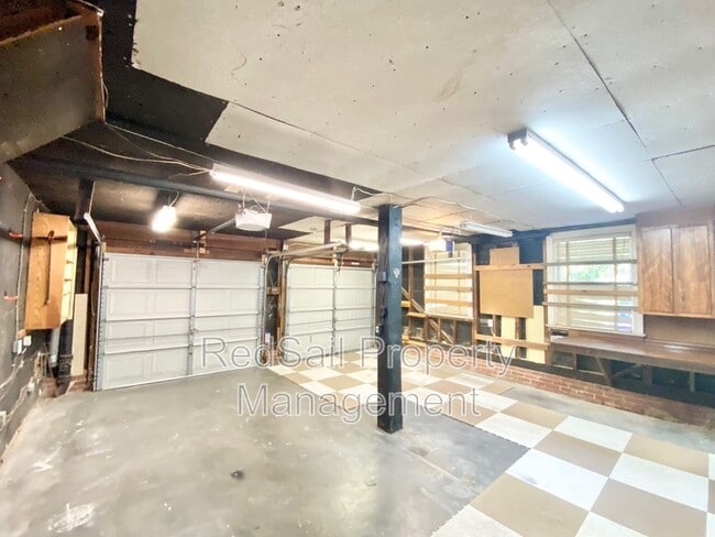 Building Photo - 906 River Rd