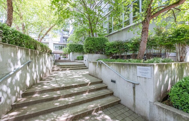 Building Photo - 1255 NW 9th Ave